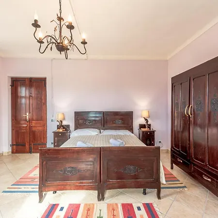Villa Bricco Paglieri, Entire